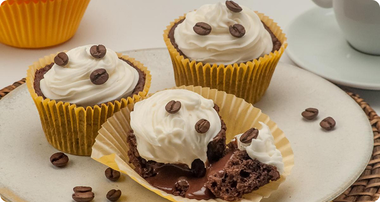 Imagem de um cupcake com grãos de café e um chantilly